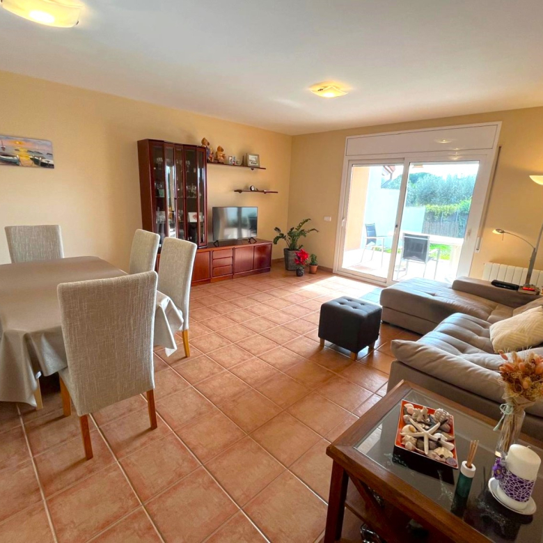 CASA ADOSADA EN VENDA A PALAFRUGELL, AMB JARDÍ I GARATGE