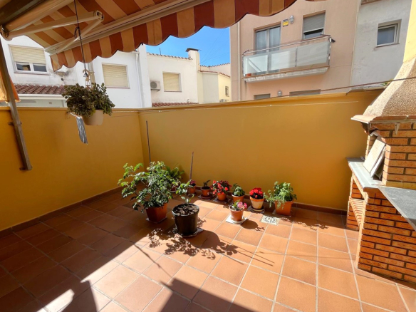 BONITA CASA EN VENTA EN PALAMÓS: con terrazas, patio, garaje…