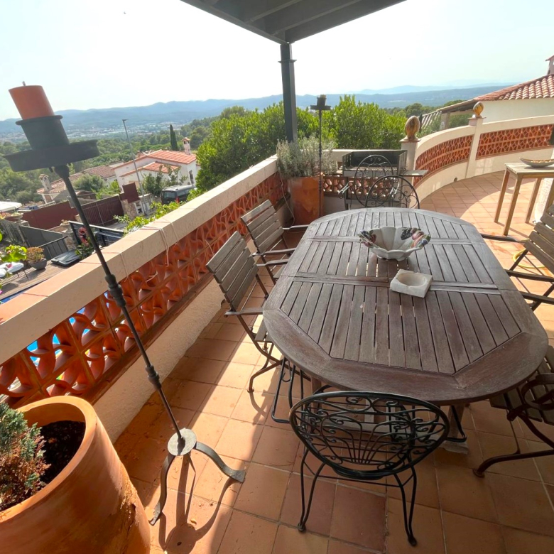 CASA EN VENTA EN BEGUR: CON 2 VIVIENDAS, GARAJE, PISCINA, BARBACOA, JACUZZI…