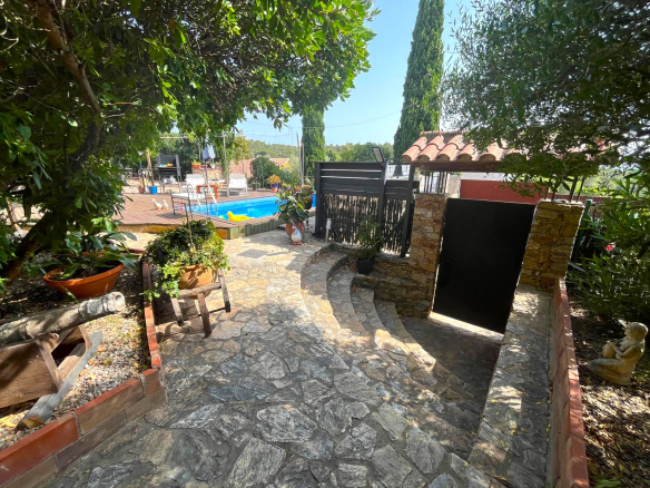 CASA EN VENTA EN BEGUR: CON 2 VIVIENDAS, GARAJE, PISCINA, BARBACOA, JACUZZI…