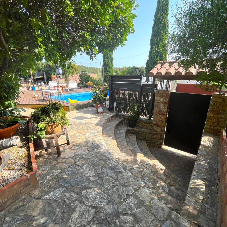 CASA EN VENTA EN BEGUR: CON 2 VIVIENDAS, GARAJE, PISCINA, BARBACOA, JACUZZI…