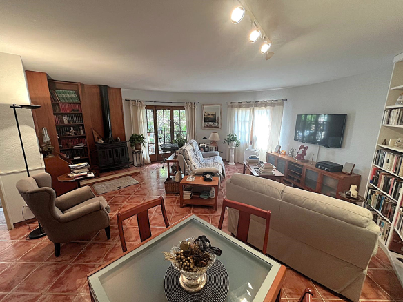 CASA EN VENTA EN BEGUR: CON 2 VIVIENDAS, GARAJE, PISCINA, BARBACOA, JACUZZI…