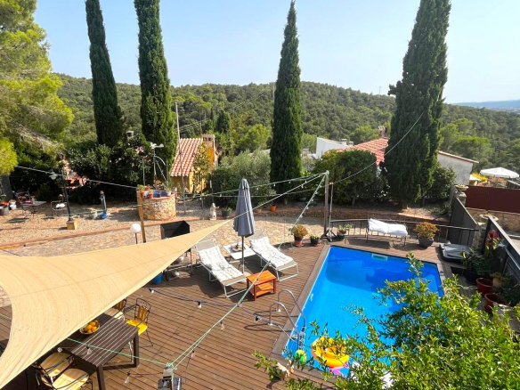 CASA EN VENTA EN BEGUR: CON 2 VIVIENDAS, GARAJE, PISCINA, BARBACOA, JACUZZI…