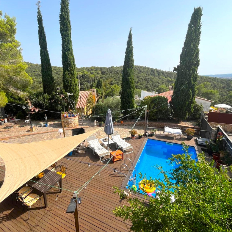 CASA EN VENTA EN BEGUR: CON 2 VIVIENDAS, GARAJE, PISCINA, BARBACOA, JACUZZI…