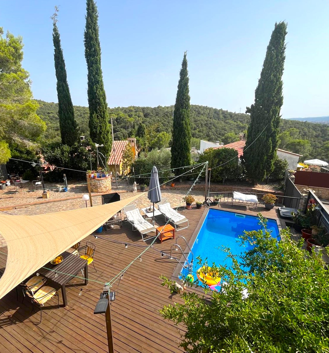 CASA EN VENTA EN BEGUR: CON 2 VIVIENDAS, GARAJE, PISCINA, BARBACOA, JACUZZI…
