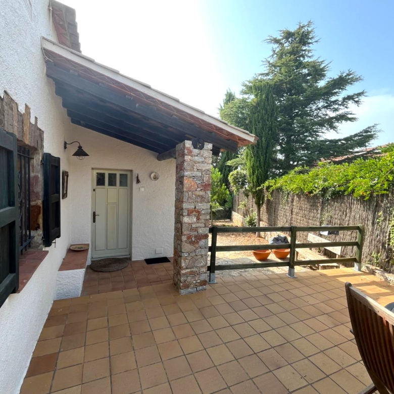 CASA EN VENTA EN BEGUR: CON 2 VIVIENDAS, GARAJE, PISCINA, BARBACOA, JACUZZI…