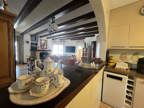 CASA EN VENTA EN BEGUR: CON 2 VIVIENDAS, GARAJE, PISCINA, BARBACOA, JACUZZI…