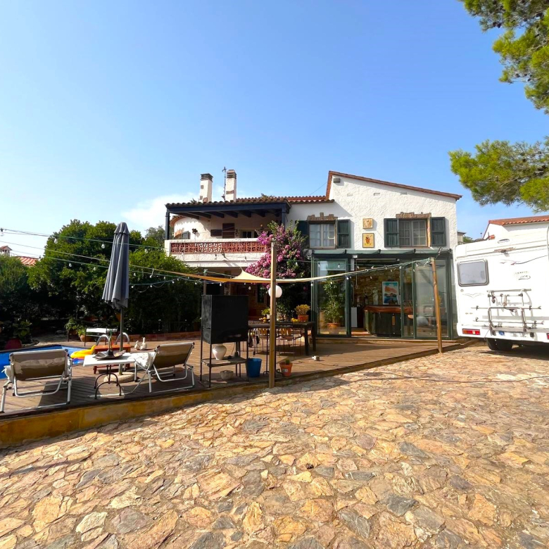 CASA EN VENTA EN BEGUR: CON 2 VIVIENDAS, GARAJE, PISCINA, BARBACOA, JACUZZI…