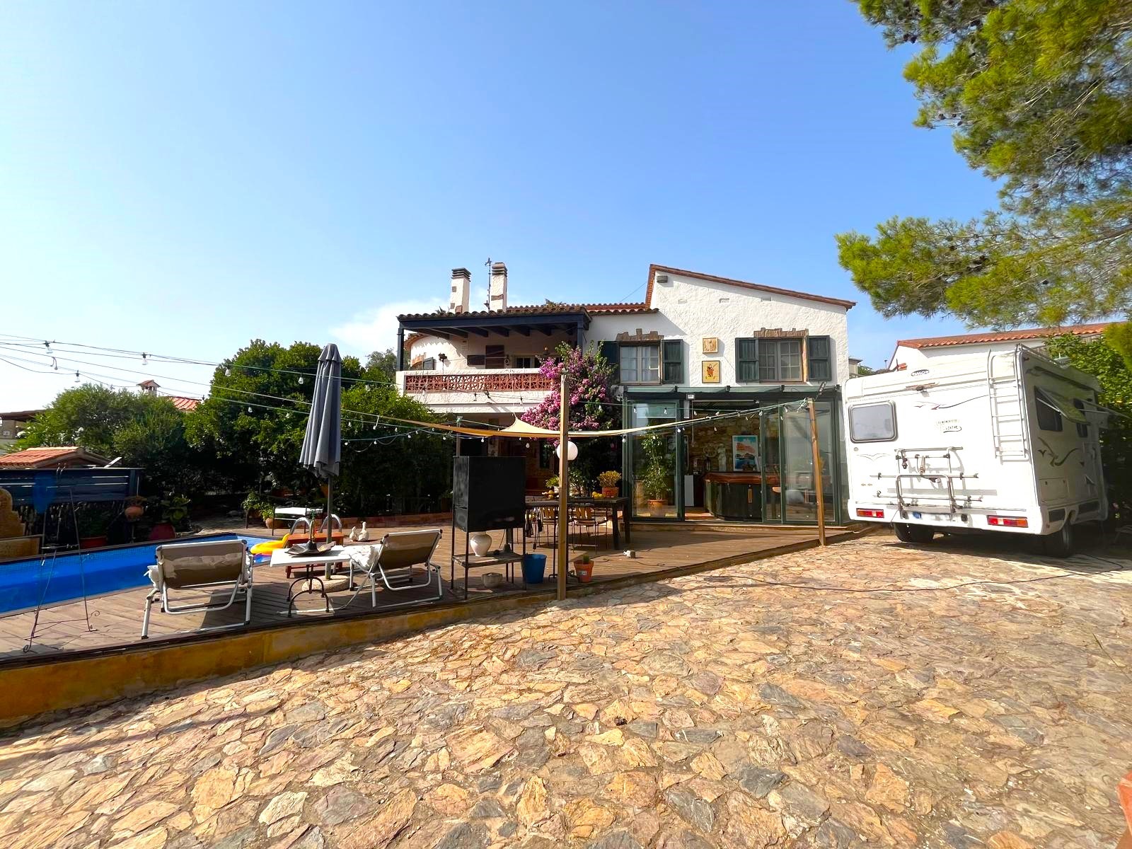 CASA EN VENTA EN BEGUR: CON 2 VIVIENDAS, GARAJE, PISCINA, BARBACOA, JACUZZI…