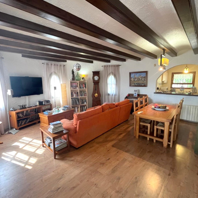 CASA EN VENTA EN BEGUR: CON 2 VIVIENDAS, GARAJE, PISCINA, BARBACOA, JACUZZI…