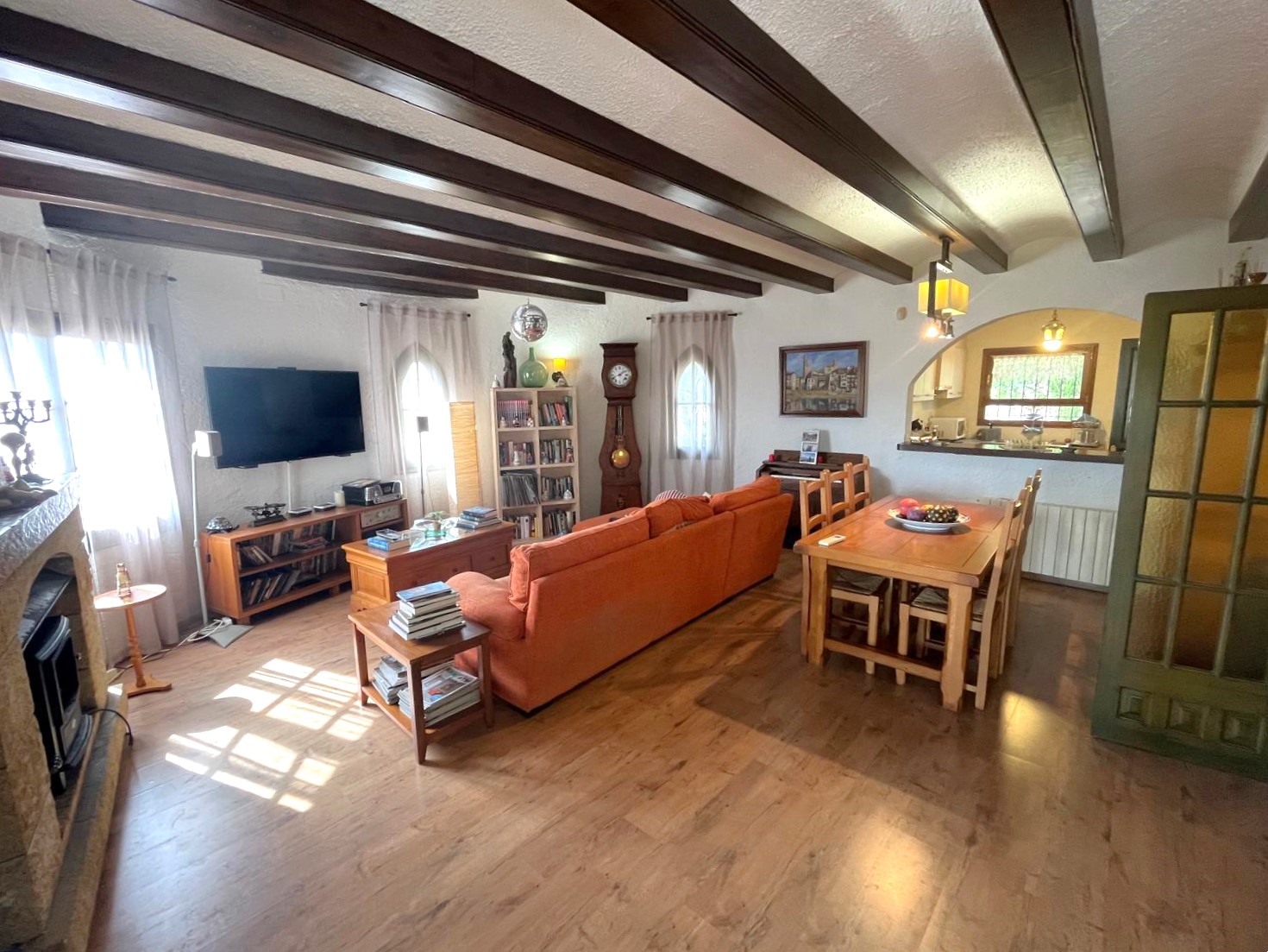 CASA EN VENTA EN BEGUR: CON 2 VIVIENDAS, GARAJE, PISCINA, BARBACOA, JACUZZI…
