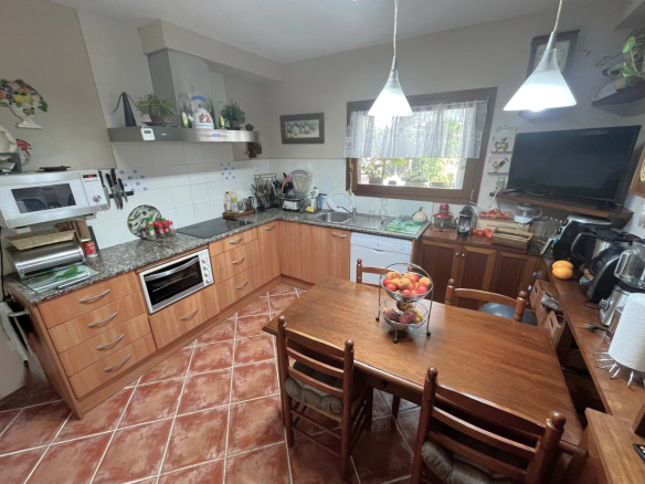 CASA EN VENTA EN BEGUR: CON 2 VIVIENDAS, GARAJE, PISCINA, BARBACOA, JACUZZI…