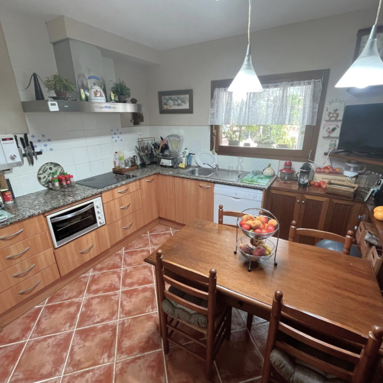 CASA EN VENTA EN BEGUR: CON 2 VIVIENDAS, GARAJE, PISCINA, BARBACOA, JACUZZI…