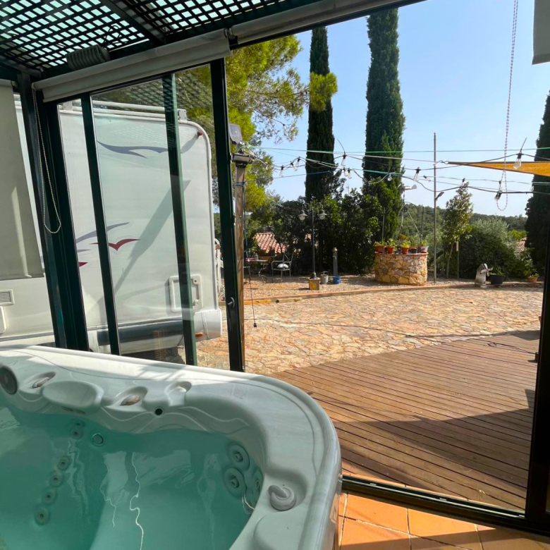CASA EN VENTA EN BEGUR: CON 2 VIVIENDAS, GARAJE, PISCINA, BARBACOA, JACUZZI…