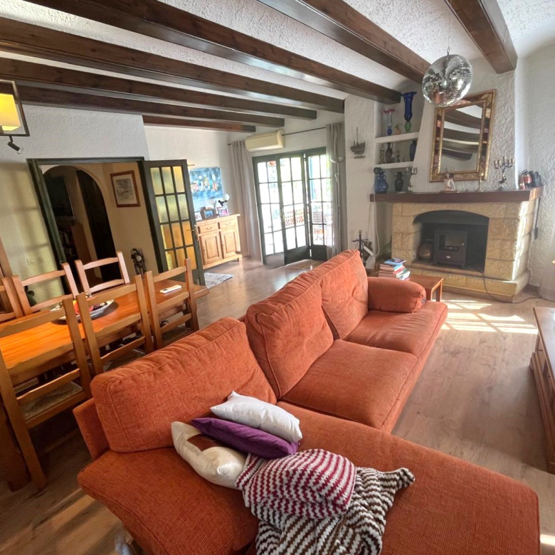 CASA EN VENTA EN BEGUR: CON 2 VIVIENDAS, GARAJE, PISCINA, BARBACOA, JACUZZI…