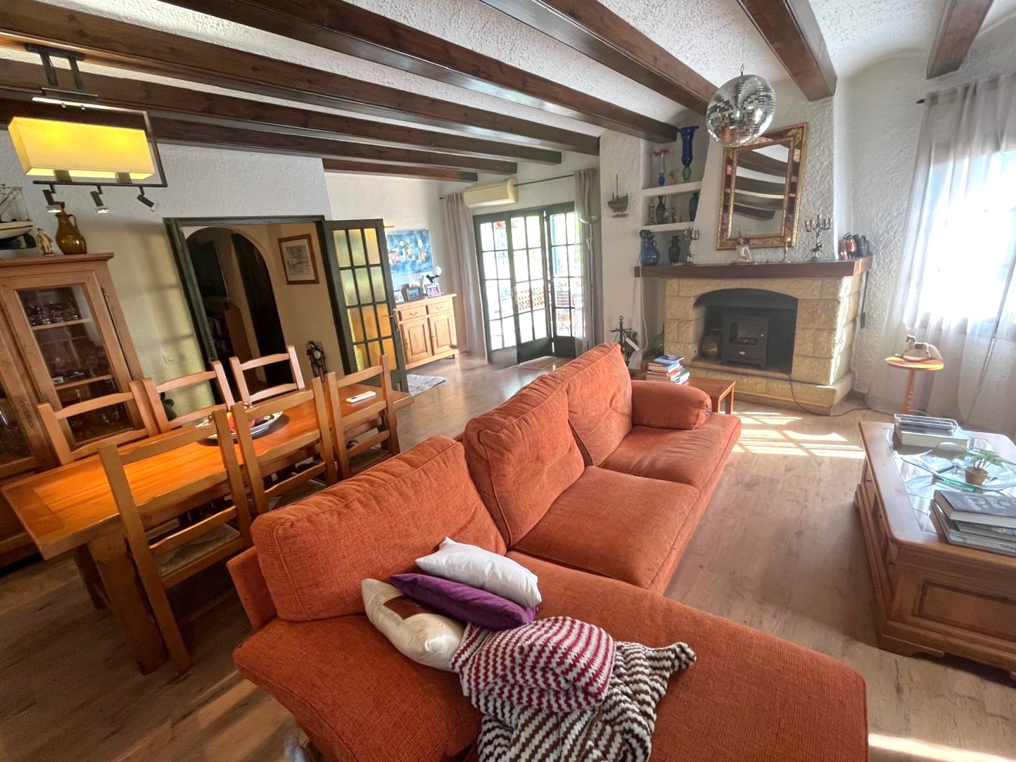 CASA EN VENTA EN BEGUR: CON 2 VIVIENDAS, GARAJE, PISCINA, BARBACOA, JACUZZI…