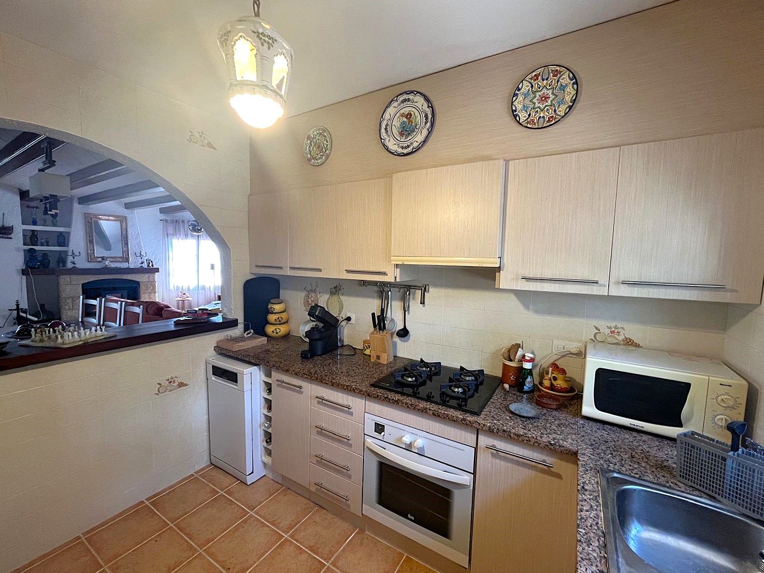 CASA EN VENTA EN BEGUR: CON 2 VIVIENDAS, GARAJE, PISCINA, BARBACOA, JACUZZI…