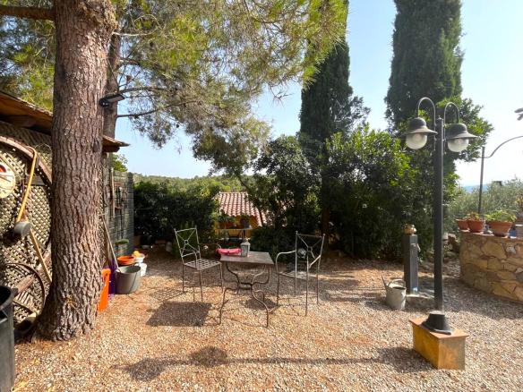 CASA EN VENTA EN BEGUR: CON 2 VIVIENDAS, GARAJE, PISCINA, BARBACOA, JACUZZI…