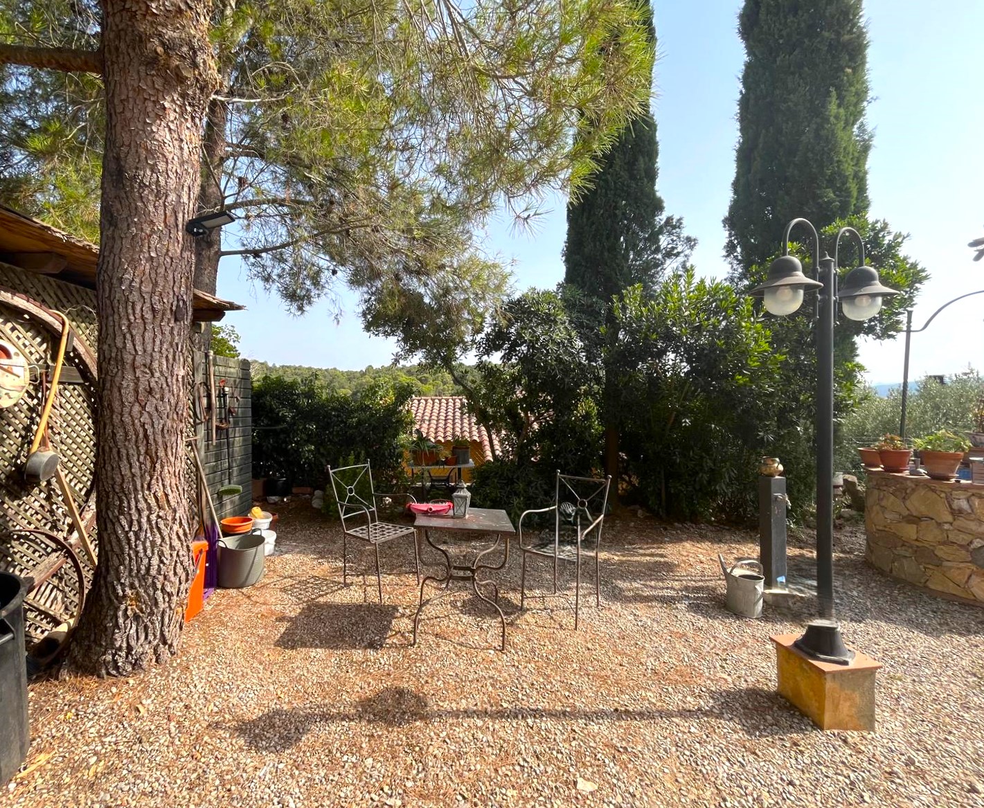 CASA EN VENTA EN BEGUR: CON 2 VIVIENDAS, GARAJE, PISCINA, BARBACOA, JACUZZI…