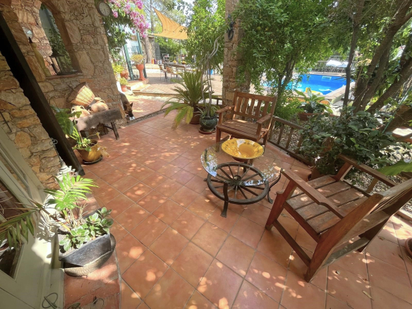 CASA EN VENTA EN BEGUR: CON 2 VIVIENDAS, GARAJE, PISCINA, BARBACOA, JACUZZI…