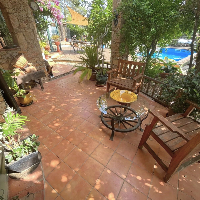 CASA EN VENTA EN BEGUR: CON 2 VIVIENDAS, GARAJE, PISCINA, BARBACOA, JACUZZI…