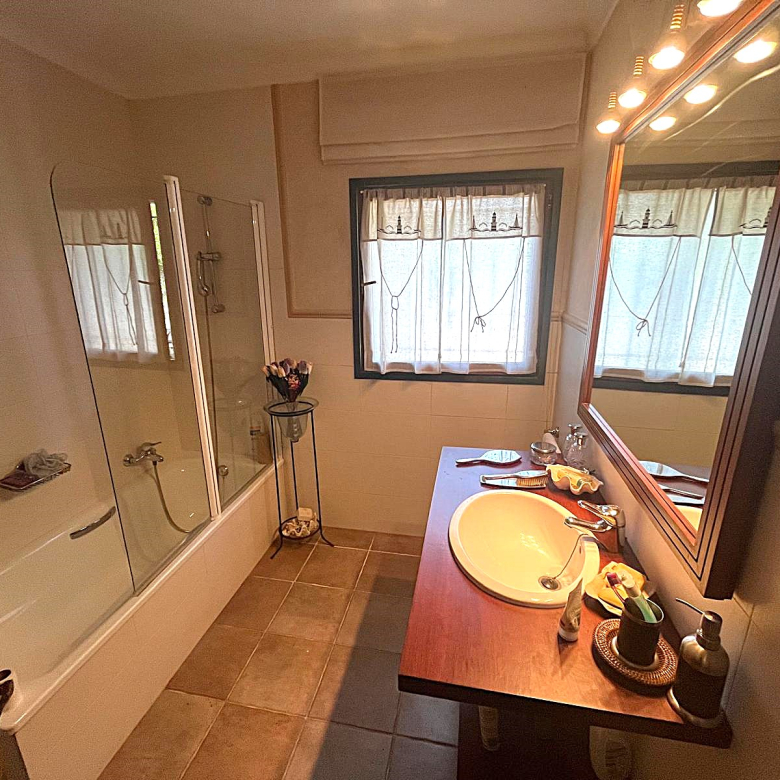 CASA EN VENTA EN BEGUR: CON 2 VIVIENDAS, GARAJE, PISCINA, BARBACOA, JACUZZI…