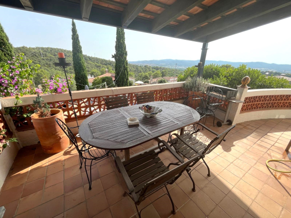CASA EN VENTA EN BEGUR: CON 2 VIVIENDAS, GARAJE, PISCINA, BARBACOA, JACUZZI…