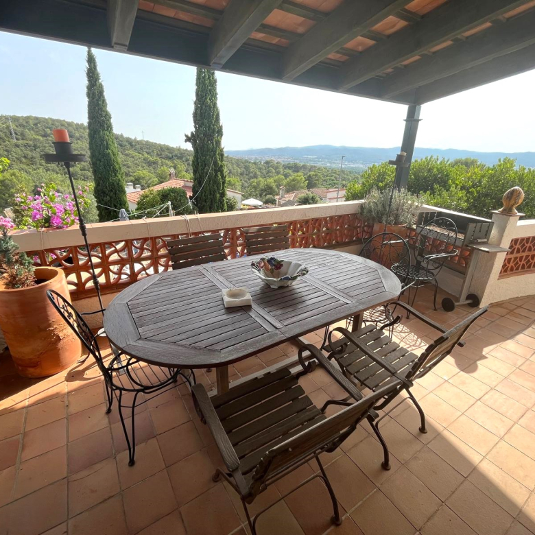 CASA EN VENTA EN BEGUR: CON 2 VIVIENDAS, GARAJE, PISCINA, BARBACOA, JACUZZI…