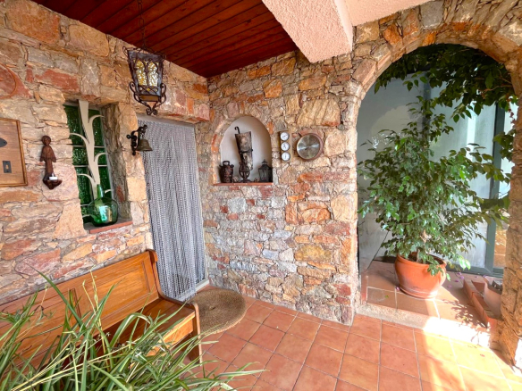 CASA EN VENTA EN BEGUR: CON 2 VIVIENDAS, GARAJE, PISCINA, BARBACOA, JACUZZI…