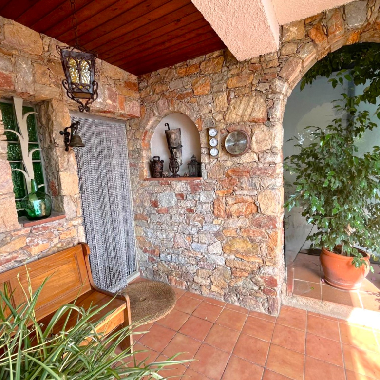 CASA EN VENTA EN BEGUR: CON 2 VIVIENDAS, GARAJE, PISCINA, BARBACOA, JACUZZI…