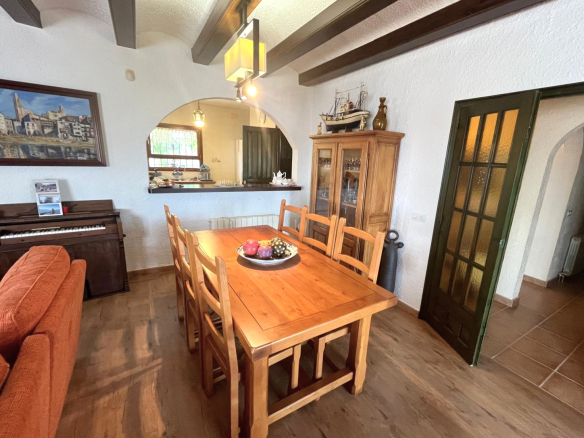 CASA EN VENTA EN BEGUR: CON 2 VIVIENDAS, GARAJE, PISCINA, BARBACOA, JACUZZI…