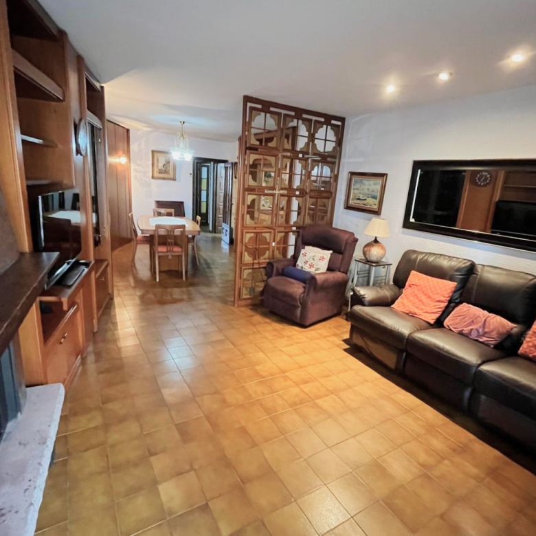 PISO AMPLIO Y MUY CÉNTRICO EN VENTA EN PALAMÓS • ASCENSOR • TERRAZAS