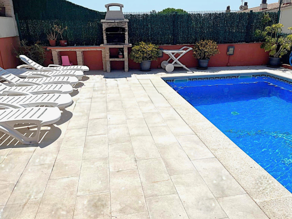 BONITA CASA EN VENTA EN PALAMÓS: CON TERRAZA, JARDÍN, PISCINA-BARBACOA, GARAJE 2 COCHES…
