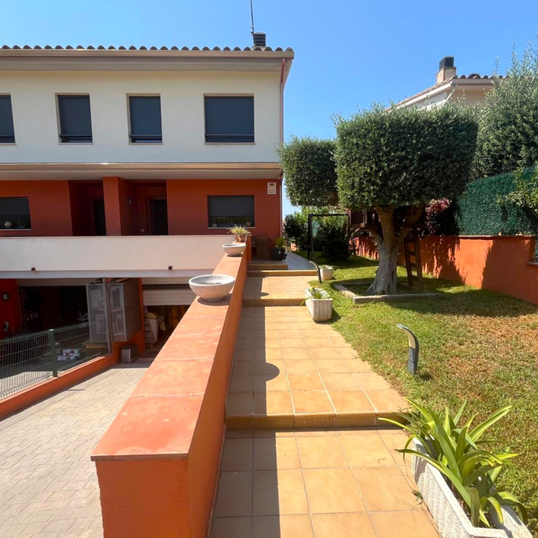 BONITA CASA EN VENTA EN PALAMÓS: CON TERRAZA, JARDÍN, PISCINA-BARBACOA, GARAJE 2 COCHES…