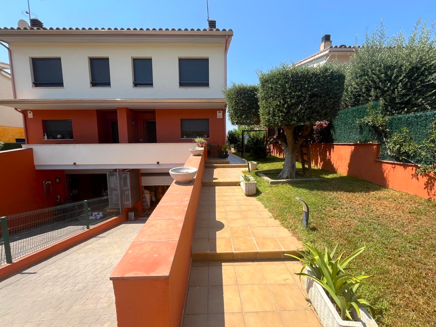 BONITA CASA EN VENTA EN PALAMÓS: CON TERRAZA, JARDÍN, PISCINA-BARBACOA, GARAJE 2 COCHES…