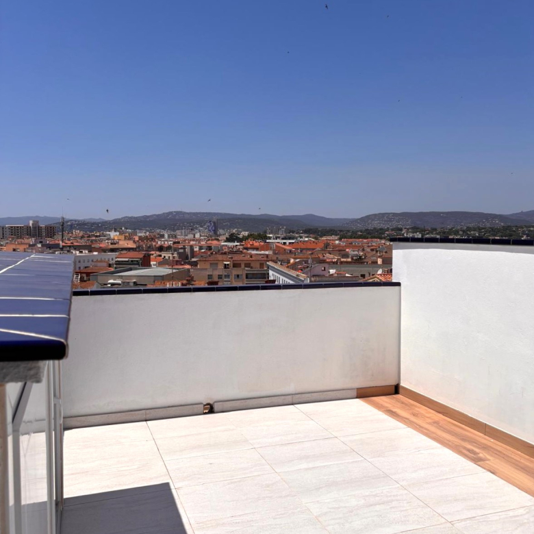 CASA EN VENTA EN PALAMÓS, TOTALMENTE REFORMADA, CON 2 TERRAZAS, PLAZA DE APARCAMIENTO…