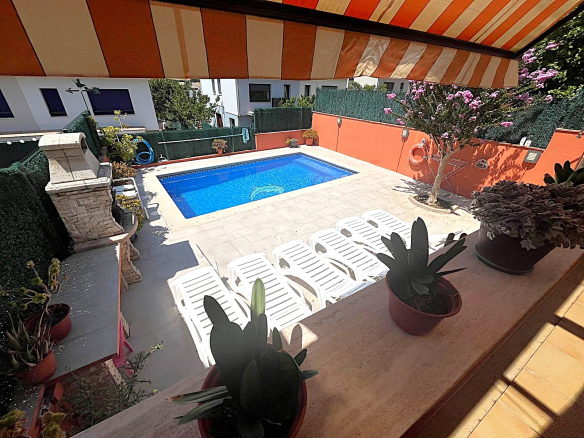BONITA CASA EN VENTA EN PALAMÓS: CON TERRAZA, JARDÍN, PISCINA-BARBACOA, GARAJE 2 COCHES…