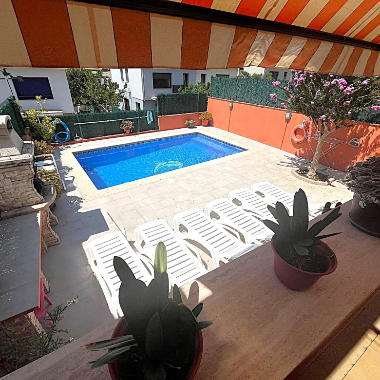 BONITA CASA EN VENTA EN PALAMÓS: CON TERRAZA, JARDÍN, PISCINA-BARBACOA, GARAJE 2 COCHES…