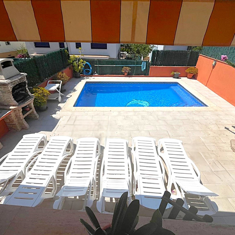 BONITA CASA EN VENTA EN PALAMÓS: CON TERRAZA, JARDÍN, PISCINA-BARBACOA, GARAJE 2 COCHES…