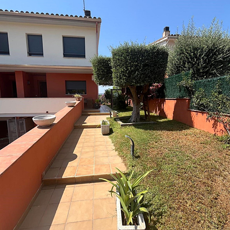 BONITA CASA EN VENTA EN PALAMÓS: CON TERRAZA, JARDÍN, PISCINA-BARBACOA, GARAJE 2 COCHES…