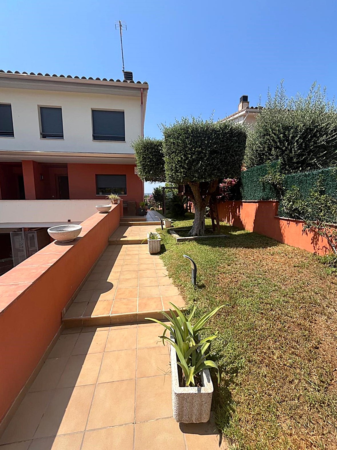 BONITA CASA EN VENTA EN PALAMÓS: CON TERRAZA, JARDÍN, PISCINA-BARBACOA, GARAJE 2 COCHES…