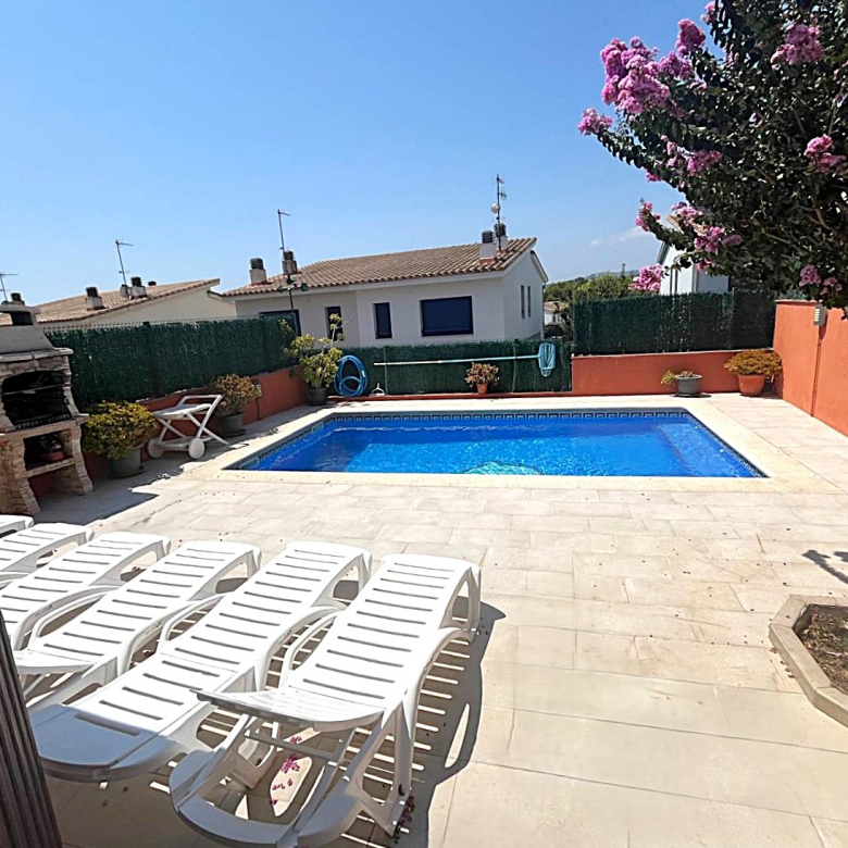 BONITA CASA EN VENTA EN PALAMÓS: CON TERRAZA, JARDÍN, PISCINA-BARBACOA, GARAJE 2 COCHES…