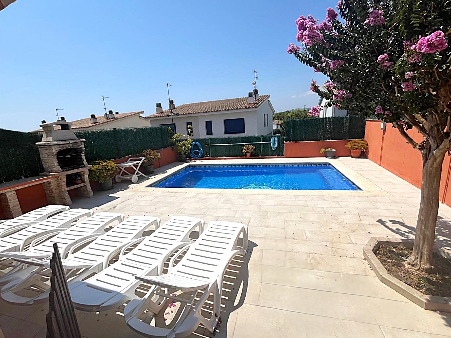 BONITA CASA EN VENTA EN PALAMÓS: CON TERRAZA, JARDÍN, PISCINA-BARBACOA, GARAJE 2 COCHES…