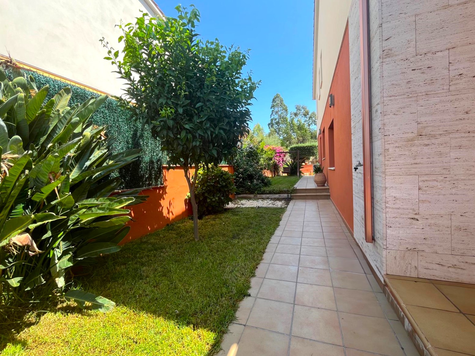 BONITA CASA EN VENTA EN PALAMÓS: CON TERRAZA, JARDÍN, PISCINA-BARBACOA, GARAJE 2 COCHES…