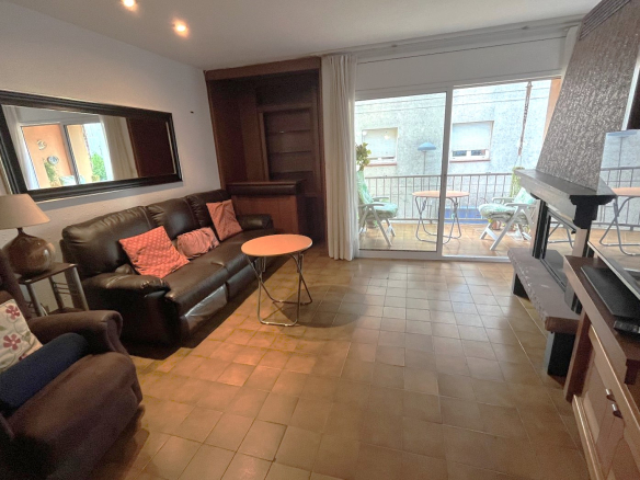 PISO AMPLIO Y MUY CÉNTRICO EN VENTA EN PALAMÓS • ASCENSOR • TERRAZAS