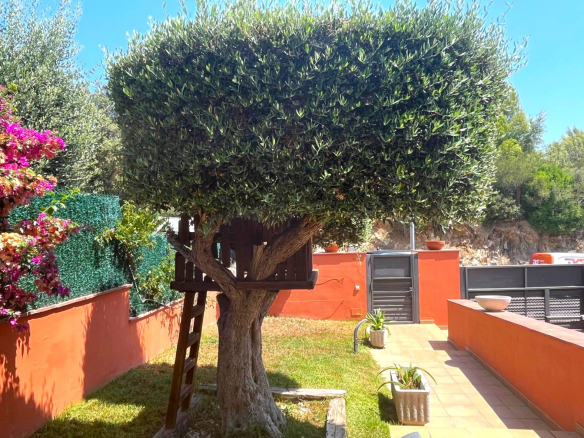BONITA CASA EN VENTA EN PALAMÓS: CON TERRAZA, JARDÍN, PISCINA-BARBACOA, GARAJE 2 COCHES…