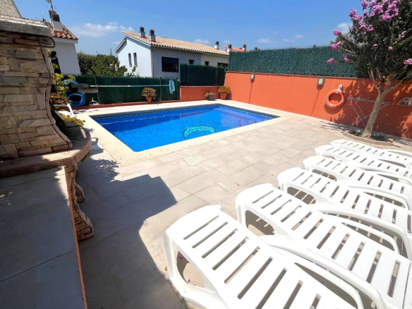 BONITA CASA EN VENTA EN PALAMÓS: CON TERRAZA, JARDÍN, PISCINA-BARBACOA, GARAJE 2 COCHES…