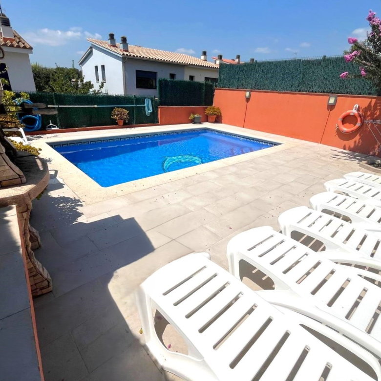 BONITA CASA EN VENTA EN PALAMÓS: CON TERRAZA, JARDÍN, PISCINA-BARBACOA, GARAJE 2 COCHES…