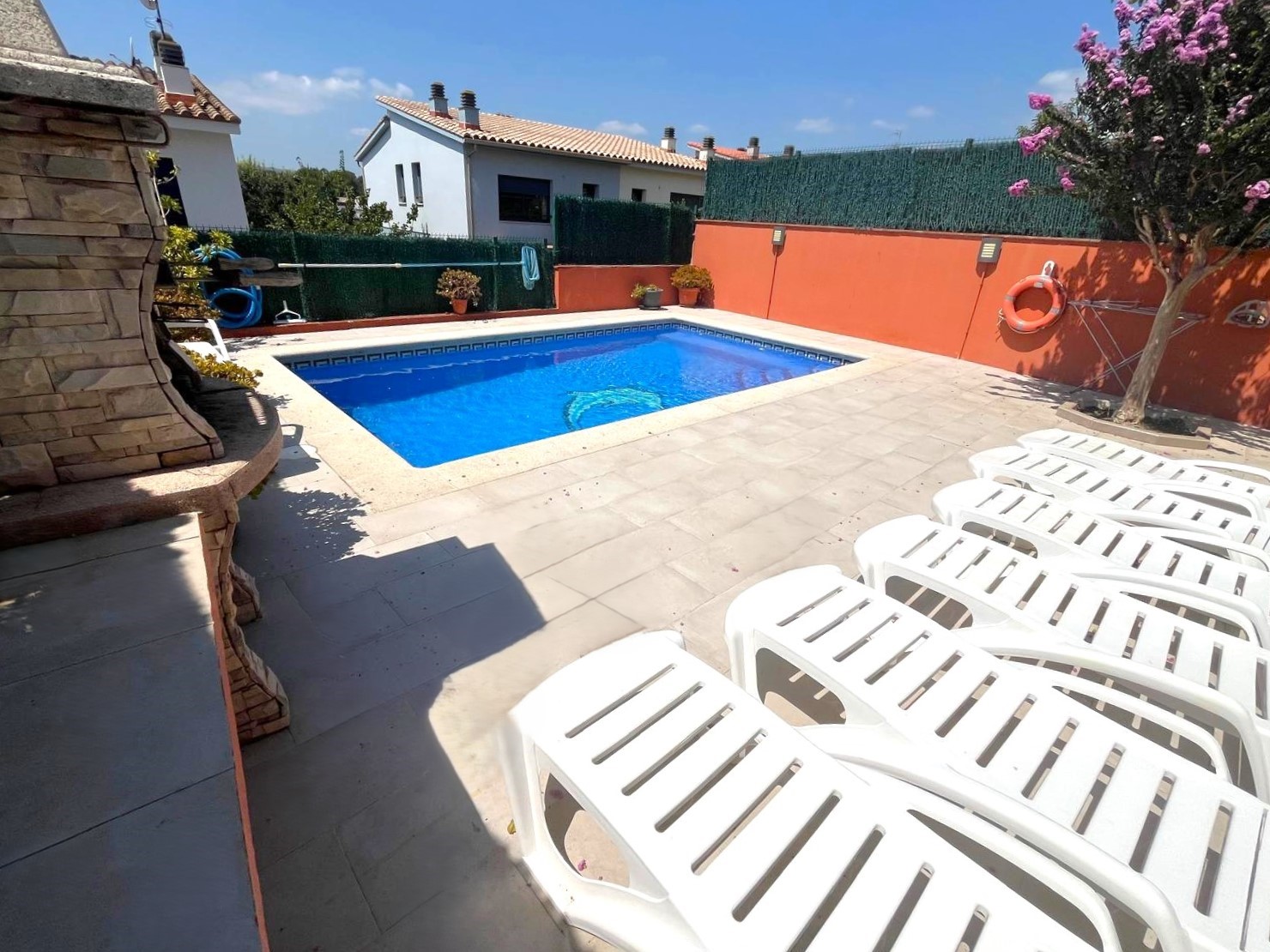 BONITA CASA EN VENTA EN PALAMÓS: CON TERRAZA, JARDÍN, PISCINA-BARBACOA, GARAJE 2 COCHES…