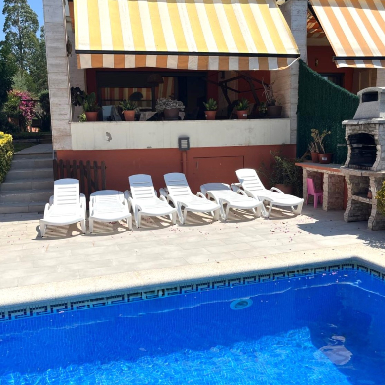 BONITA CASA EN VENTA EN PALAMÓS: CON TERRAZA, JARDÍN, PISCINA-BARBACOA, GARAJE 2 COCHES…